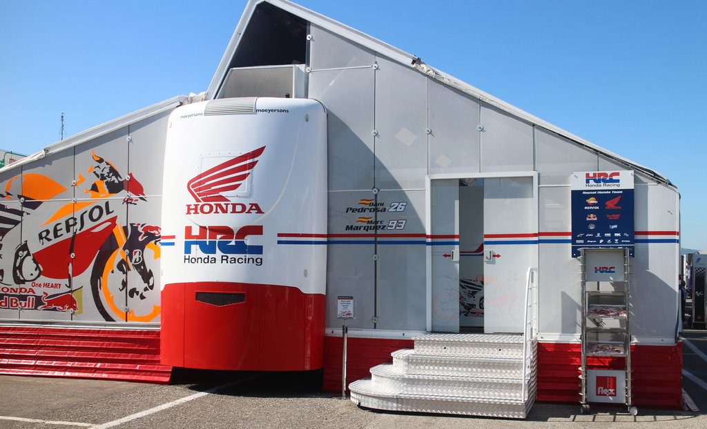Zona de ospitalitate a echipei Repsol Honda