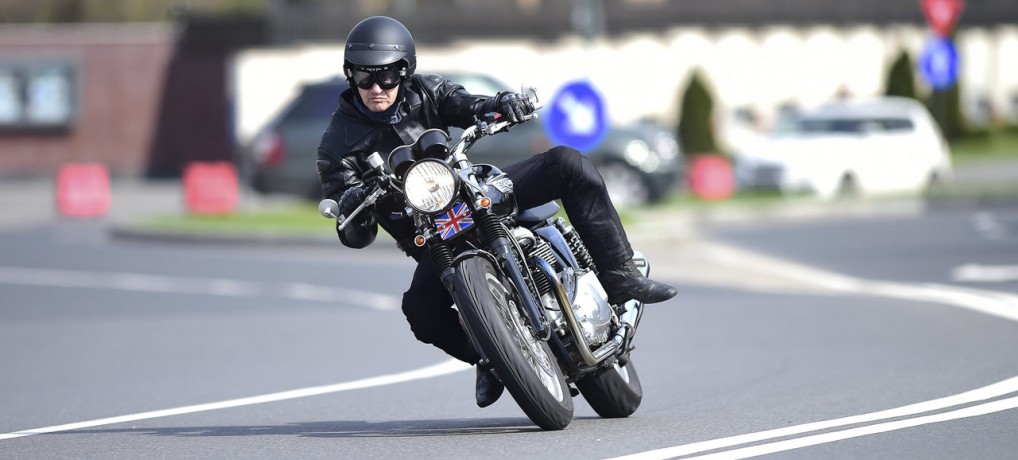 Triumph Thruxton 900 – test şi prezentarea motocicletei – articol publicat în revista Auto Motor şi Sport – mai 2015