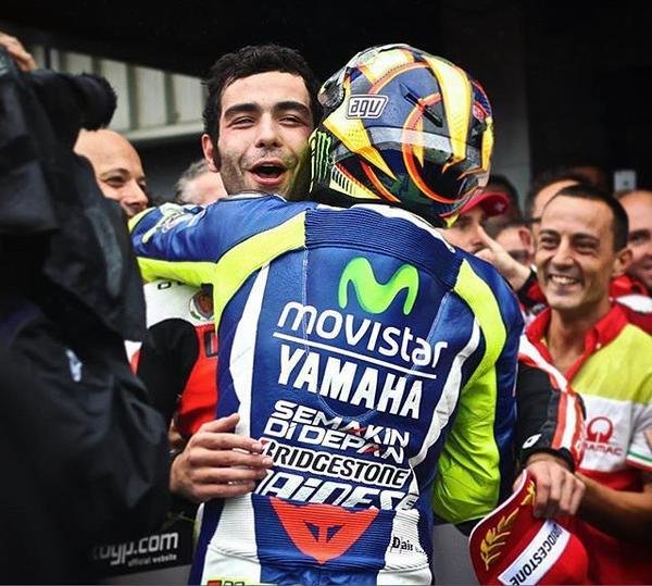 Valentino Rossi il felicita pe Danilo Petrucci