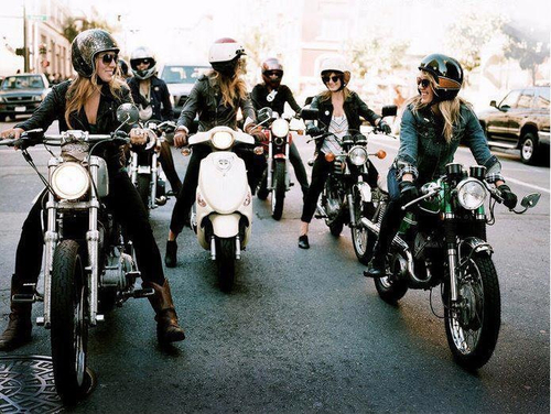 Femei motocicliste
