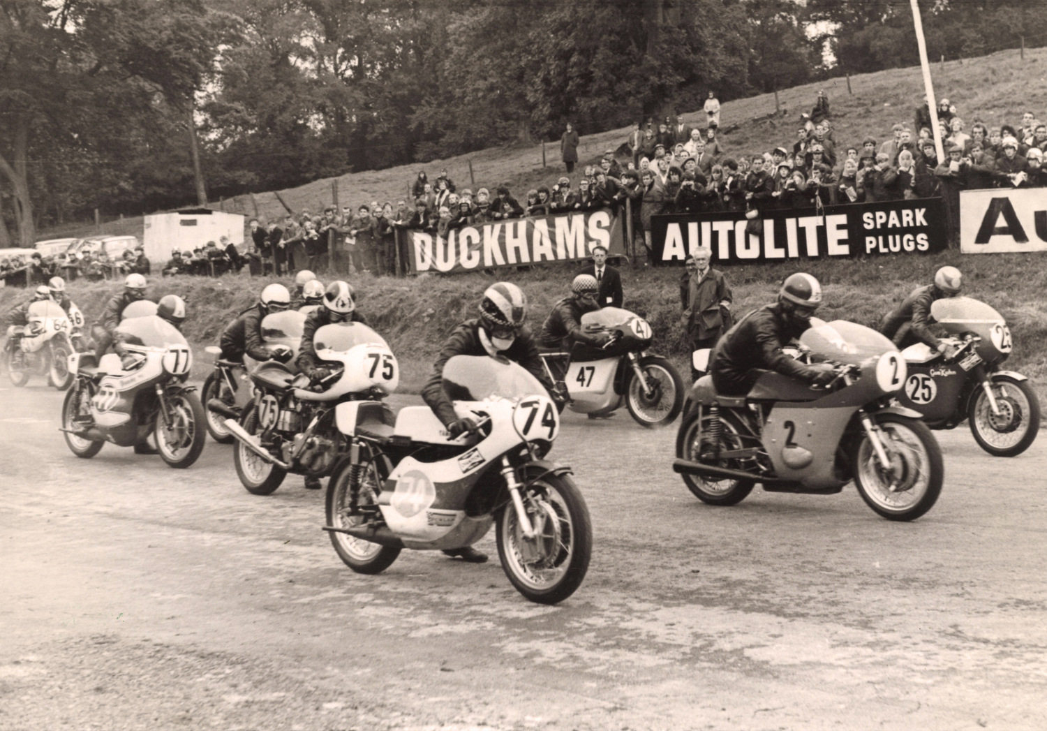 Giacomo Agostini - nr.2 si Phil Read - nr.74 pe Cadwell Park 