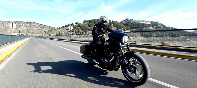 Harley-Davidson Sport Glide – nici tourer, nici cruiser