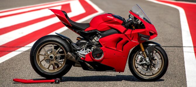 Panigale V4 si accesoriile Ducati Performance