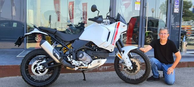 Noul model DesertX a ajuns la magazinul din București al importatorului Ducati