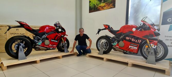 Cele două modele Ducati Panigale replica a motocicletelor campionilor mondiali au ajuns la București